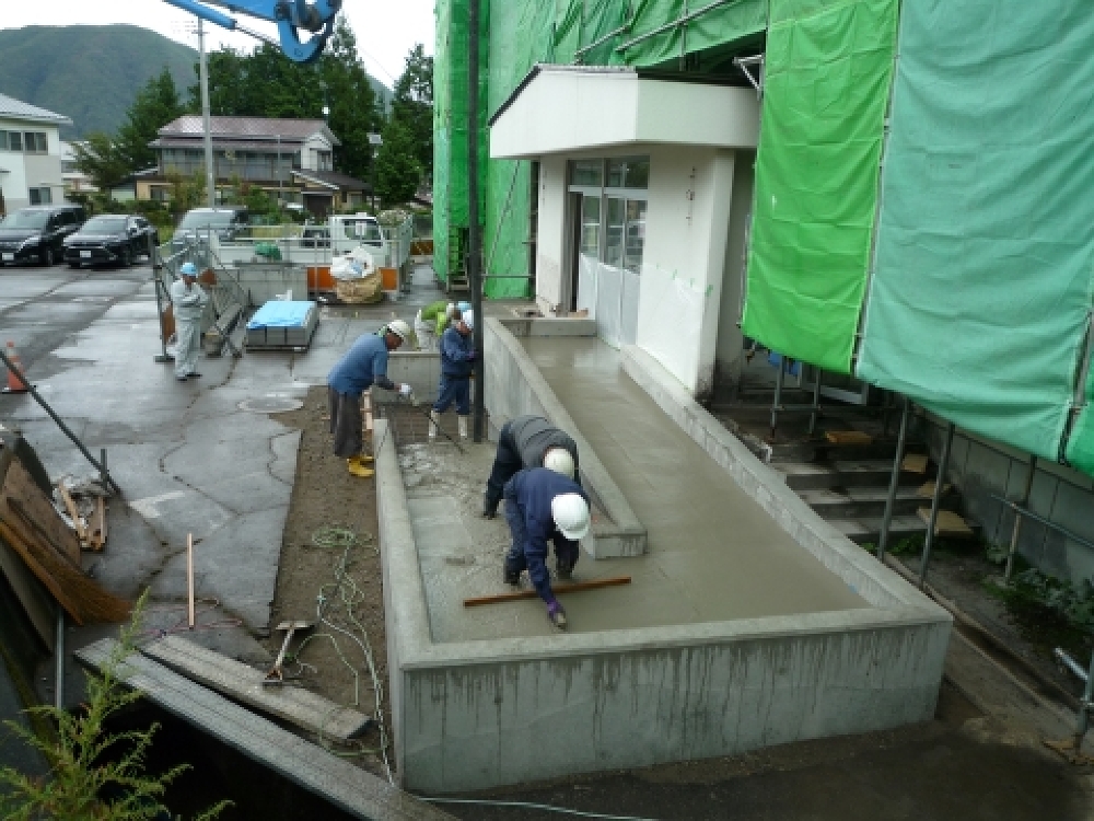 土間コン打設、均し状況